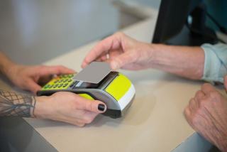 Carte bloquée à l'étranger : causes et déblocage rapide