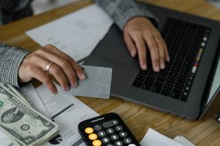 Réduire ses frais bancaires sans perdre en service