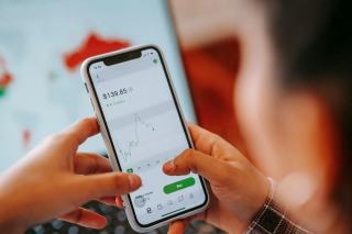 Ouvrir un PEA en 2026, conditions, frais et fiscalité