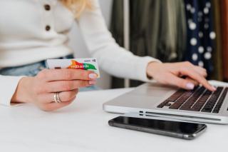 Relevé de compte bancaire posé sur un bureau à côté d'une calculatrice